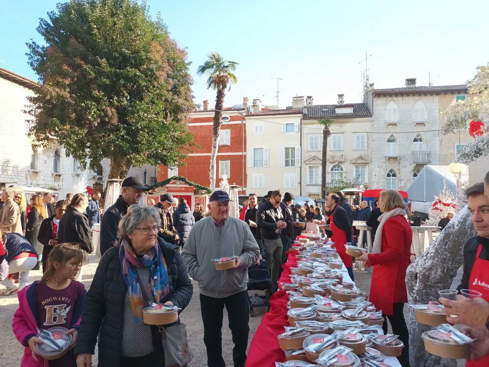 ADVENT POREČ Na Badnjem jutru podijeljeno tisuću porcija bakalara